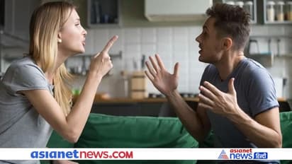 आपके रिश्ते को बेहद खराब कर रहा सोशल मीडिया, भूलकर भी ना करें ऐसी गलतियां