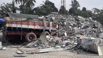 ముంబైలో అర్థరాత్రి కుప్పకూలిన భవనం: 11 మంది దుర్మరణం