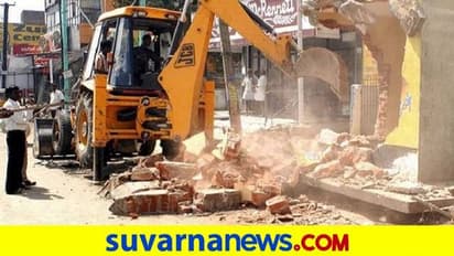 ಚಿಕ್ಕಬಳ್ಳಾಪುರ: ಮಠಕ್ಕೆ ಸೇರಿದ ಕಟ್ಟಡ ತೆರವು, ನಗರಸಭೆ ಆಯುಕ್ತರ ಮೇಲೆ FIR