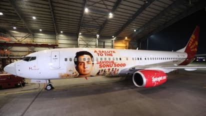 రియల్‌ హీరో సోనూసూద్‌కి స్పైస్‌జెట్‌ అరుదైన గౌరవం.. ఏకంగా విమానంపైనే