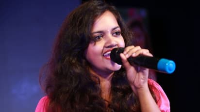 ಕನ್ನಡ ಚಿತ್ರರಂಗದ ಸಂಗೀತ ನಿರ್ದೇಶಕಿ, ಗಾಯಕಿ ಮಾನಸ ಹೊಳ್ಳ ಯಾರು ನೋಡಿ!