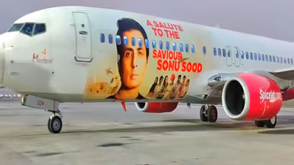 जमीन से हजारों फीट की ऊंचाई पर लहराई सोनू सूद की तस्वीर, स्पाइस जेट ने एक्टर को ऐसे किया सैल्यूट