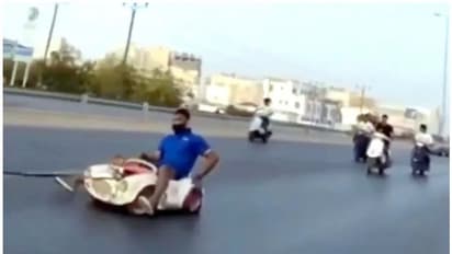 കുട്ടികളുടെ കാര് കെട്ടിവലിച്ച് റോഡില് അഭ്യാസ പ്രകടനം നടത്തിയവരെ പിടികൂടി - വീഡിയോ