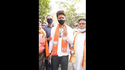 রাজনীতির ময়দানে তৎপর যশ, মনোনয় পত্র জমা দিয়ে প্রচারমুখী স্টারপ্রার্থী