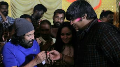 ஷூட்டிங் ஸ்பாட்டில்... சீயான் விக்ரமுடன் கேக் வெட்டி பிறந்தநாள் கொண்டாடிய கார்த்திக் சுப்புராஜ்!