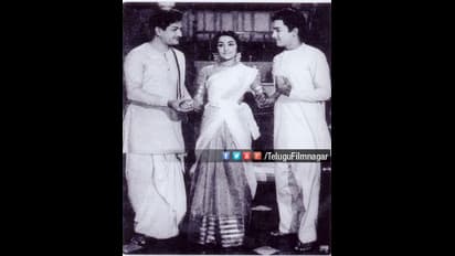 `సోగ్గాడు` శోభన్‌బాబు అన్‌సీన్‌ పిక్స్ ః ఎన్టీఆర్‌, కృష్ణ, జయలలిత, చిరు, వెంకీ, నాగ్‌, బాలయ్య, విజయశాంతిలతో..