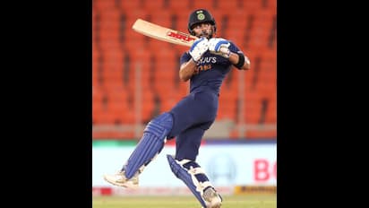 ট্রফি জয়ের পাশাপাশি রেকর্ডের ফুলঝুরি 'কিং কোহলির', জানুন কোন কোন নজির গড়লেন বিরাট