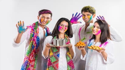 Holi Special: आखिर सफेद कपड़े पहनकर ही क्यों खेलते हैं रंग? ज्यादातर लोगों को नहीं पता पीछे की वजह