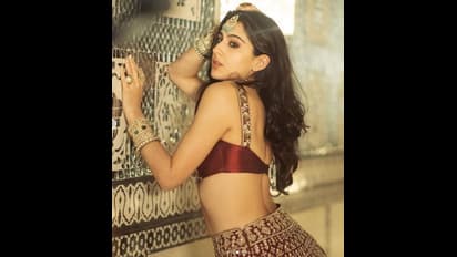 খোলা পিঠ, বক্ষযুগলের সঙ্গে আটকে রয়েছে পোশাকের হাত, কনের সাজে ব্যাকলেসে চরম 'Trolled' সারা