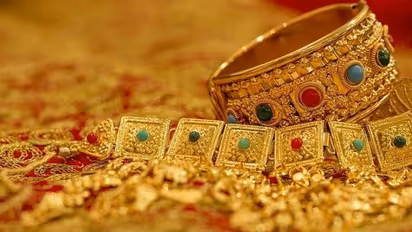 Gold Rate: ఆగని బంగారం పతనం, తులం బంగారం ఏకంగా రూ.800 పతనం, పసిడి ప్రియులకు పండగే..