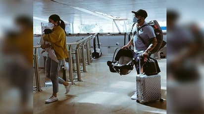 విరాట్ కోహ్లీతో బ్యాగులు మోయించిన అనుష్క శర్మ... వరల్డ్ బెస్ట్ బ్యాట్స్‌మెన్ అయినా..