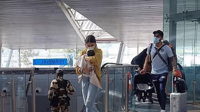 ವಿರುಷ್ಕಾ ದಂಪತಿ ಮಗಳ ಫೋಟೋ ಕ್ಲಿಕ್: ಫೋಟೋಗ್ರಾಫರ್ ಮೇಲೆ ಸಿಟ್ಟಾಗಿರುವ ಫ್ಯಾನ್ಸ್‌!