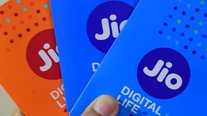 হু হু করে কমছে 'Jio'-র গ্রাহক , কাস্টমার টানতে  বাম্পার অফার রিল্যায়েন্স জিও ফোনের