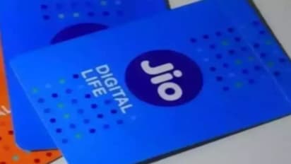 ஜியோ அதிரடிச்சலுகை...கொரோனா முடியும் வரை இனி ரிசார்ஜ் செய்யாமலே பேசலாம்..!