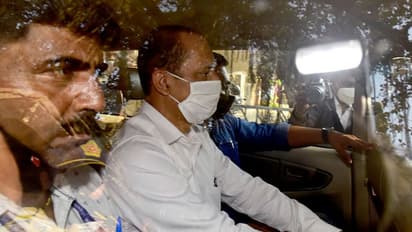 ఆ కారు కేసును వదిలేయండి: వికోర్లి పోలీసులకు సచిన్ వాజే ఫోన్