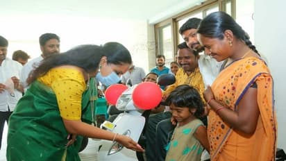 కల్వకుంట్ల కవిత ఆపన్న హస్తం.. ముగ్గురు దివ్యాంగులకు స్కూటీలు..