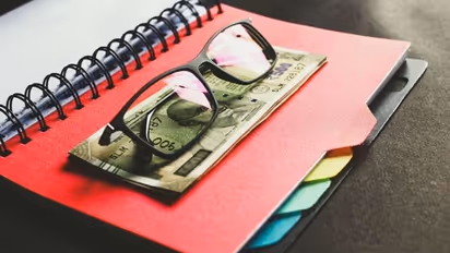 മുതിർന്ന പൗരനാണോ? നിക്ഷേപത്തിന്  ഉയർന്ന പലിശ നൽകും ഈ 5  ബാങ്കുകൾ 