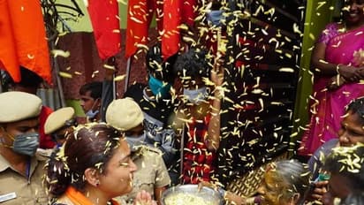 குஷ்புவிற்காக தேர்தல் களத்தில் இறங்கிய சுந்தர் சி... மனைவியுடன் வீடு, வீடாக சென்று வாக்குசேகரிப்பு...!