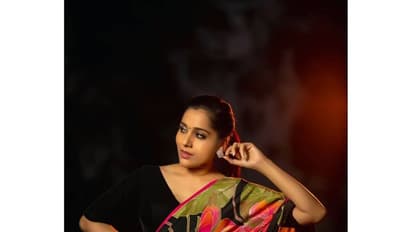 ఆ చీర కట్టేంటీ, నడుము మడతేంటి... దాచినా దోచేస్తున్న రష్మీ అందాలు!