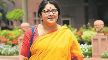 পুরোহিত বাড়ি থেকে নাচের দল হয়ে সংসদে- এবার লকেটের লক্ষ্য নীল বাড়ি