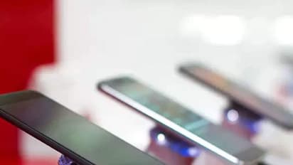 সর্বনাশ, রঙ খেলতে গিয়ে স্মার্টফোন জলে তবে চটজলদি কাজে লাগান এই টোটকা