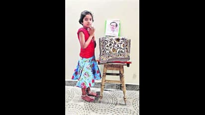 కేసీఆర్ ఫోటోకు చిన్నారి లిఖిత క్షీరాభిషేకం... ఎందుకో తెలుసా?