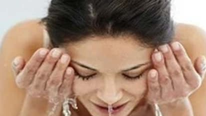 Holi पर मक्खन की तरह चमड़ी से उतर जाएगा जिद्दी रंग, बस इन आसान तरीकों का करें इस्तेमाल