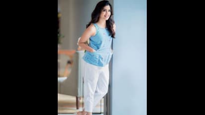 ஸ்டைலிஷ் உடையில்.. தெத்து பல் சிரிப்பில் ரசிகர்களை ஈர்க்கும் மாயக்காரி.. அம்ரிதா ஐயரின் க்யூட் போட்டோஸ்!