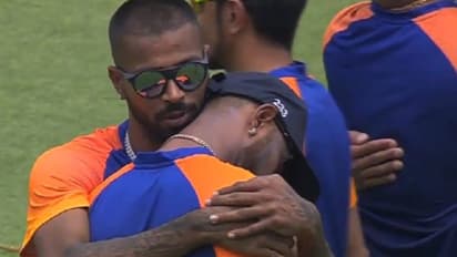 অভিষেকে বিশ্ব রেকর্ড গড়লেন ক্রুণাল, আবেগে কান্নায় ভেঙে পড়লেন 'পান্ডিয়া ব্রাদার্স'