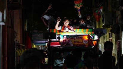 ஆயிரம் விளக்கு தொகுதியில் ஆராவாரம் செய்யும் குஷ்பு... வாக்காளர் வீட்டுக்கு சென்று செய்த காரியம்...!