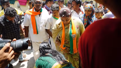 மீம்ஸ் போட்டு கலாய்த்த நெட்டிசன்கள்... தாமரை டான்ஸ் ஆடியது ஏன்? குஷ்புவின் குதூகல தகவல்..!