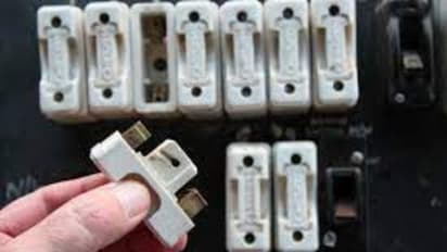 യുവാവ് ഷോക്കേറ്റ് മരിച്ച സംഭവത്തിൽ നാല് പേർ അറസ്റ്റിൽ