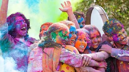 ಕೊರೋನಾ 2ನೇ ಅಲೆ ಭೀತಿ ನಡುವೆ ಹೋಳಿ ಆಡುವಾಗ ಮೈ ಮರೀಬೇಡಿ ಜೋಕೆ