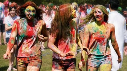 হলিতে বিচ পার্টি থেকে ডেস্টিনেশন সেলিব্রেশন, কোথায় কোথায় জমে উঠছে দোল উৎসব