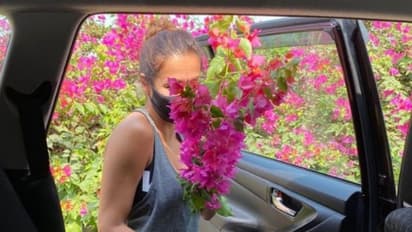 ಕಾಗದ ಹೂ ಕದಿಯುತ್ತಿರೋ ಈ ಬಾಲಿವುಡ್ ನಟಿ ಯಾರು ಹೇಳಿ..?