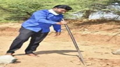 చెప్పుల్లేకుండా మండుటెండలో కలెక్టర్ మట్టి పని