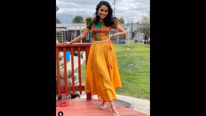 மிதமான கவர்ச்சியில்... இடையை காட்டி இளசுகளை சுண்டி இழுக்கும் சூப்பர் சிங்கர் பிரகதி!