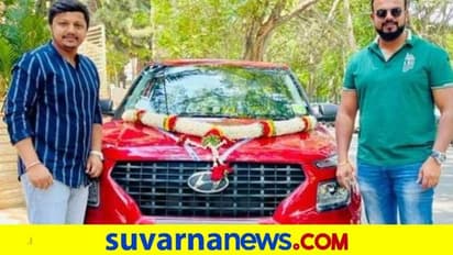 ನಿರ್ದೇಶಕ ಮಹೇಶ್ ಕುಮಾರ್ಗೆ ದುಬಾರಿ ಕಾರು ಗಿಫ್ಟ್ ಕೊಟ್ಟ ನಿರ್ಮಾಪಕ ಉಮಾಪತಿ!