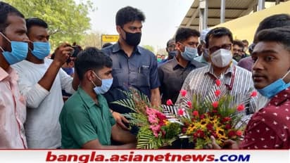 মুর্শিদাবাদে ঝটিকা সফরে পূর্ব রেলের ম্যানেজার, ফুলের মাঝে দাবির চিঠি গুজে মনোজকে উপহার