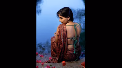 மெல்லிய சேலையில்... சொட்ட சொட்ட நனைந்து இளசுகளை சூடேற்றும் சாக்ஷி..! பின்னழகை பார்த்தாலே பக்குனு ஆகுதே...!