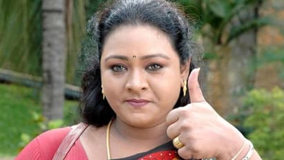 குஷ்புவோடு என்னை ஒப்பிடுவதா..? போகப் போக என் ஆட்டத்தை பார்ப்பீங்க.. காங்கிரஸில் சேர்ந்த ஷகிலா சரவெடி!