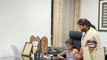 ಸ್ಮೃತಿ ಇರಾನಿ  ಕುರ್ಚಿ ಮೇಲೆ ಪುಟ್ಟ ಬಾಲಕಿ.. ಯಾರೀಕೆ?