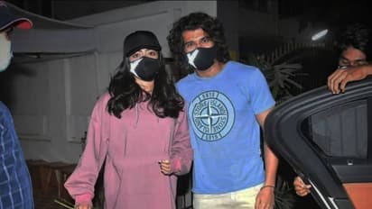 విజయ్‌ దేవరకొండ, రష్మీక మందన్నా డిన్నర్‌కి వెళ్తూ ఫోటోకి దొరికిపోయారా?..ఏంటీ కథ?