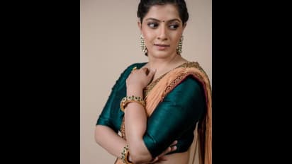 లంగా ఓణీలో `క్రాక్‌`  పుట్టిస్తూ జయమ్మ హోయలు.. వరలక్ష్మీ గ్లామర్‌ ఫోటోలు హల్‌చల్‌