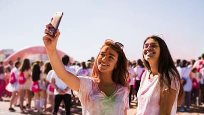 హోలీ ఆడుతున్నారా.. అయితే మీ స్మార్ట్‌ఫోన్లను  కలర్స్, వాటర్ నుండి ఈ చిట్కాలతో కాపాడుకోండి..