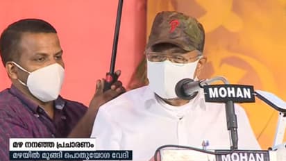 മഴ വില്ലനായി; കഴക്കൂട്ടത്തെ പൊതുയോഗത്തില് വേദിയില് തന്നെ സംഘാടകരെ വിമര്ശിച്ച് പിണറായി