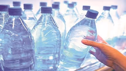 കുപ്പിവെള്ളത്തിന് എംആർപിയുടെ ഇരട്ടി ഈടാക്കിയ കഫേക്കെതിരെ വിധി; പരാതിക്കാരന് 7000 രൂപയും 9 ശതമാനം പലിശയും നൽകണം