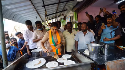 ட்ரெண்டிங் தேர்தல் களத்தில் குதித்த குஷ்பு... மொறு, மொறு தோசை சுட்டுக்கொடுத்து வாக்கு சேகரிப்பு...!