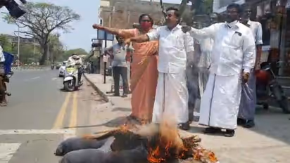 ஆ.ராசாவின் உருவபொம்மையை எரித்து போராட்டம்.. பகிரங்க மன்னிப்பு கேட்கும் வரை தொடரும் என எச்சரிக்கை.