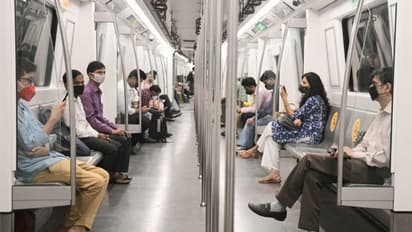 Monkey in Metro: दिल्ली मेट्रो में बंदर का शानदार सफर...